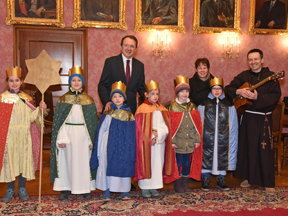 Die Sternsinger-Gruppe der Franziskanerpfarre posiert mit Matthias Stadler im Bürgermeisterzimmer für ein Gruppenfoto. (Foto: Josef Volaufer)