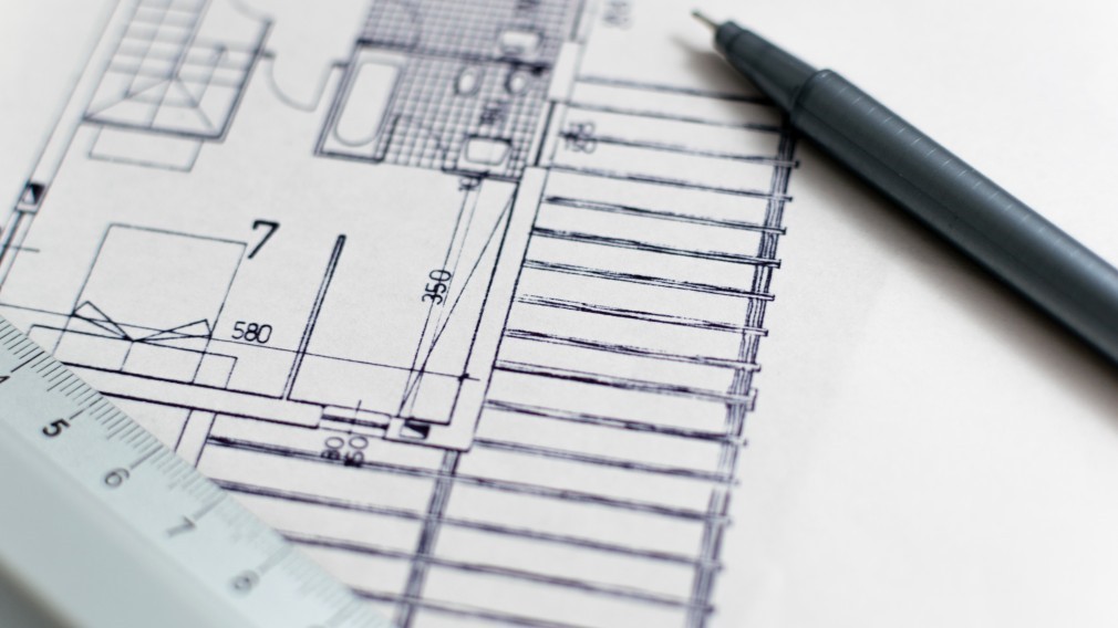 Blick auf Bauplanskizze daneben ein Stift und ein Lineal. (Foto: Pixabay)
