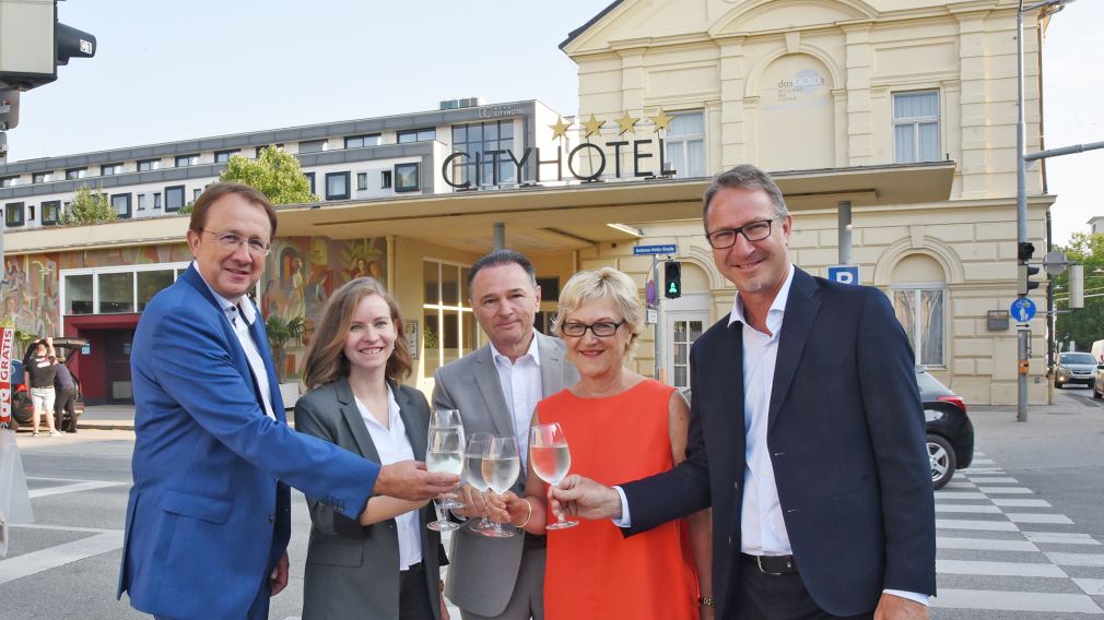 Bürgermeister Matthias Stadler, Anna Pöllabauer, Leiter des Cityhotels Walter Jahn, Gabriele Backknecht und Tourismusdirektor Stefan Bauer vor dem Cityhotel (v.l.n.r). (Foto: Josef Vorlaufer)