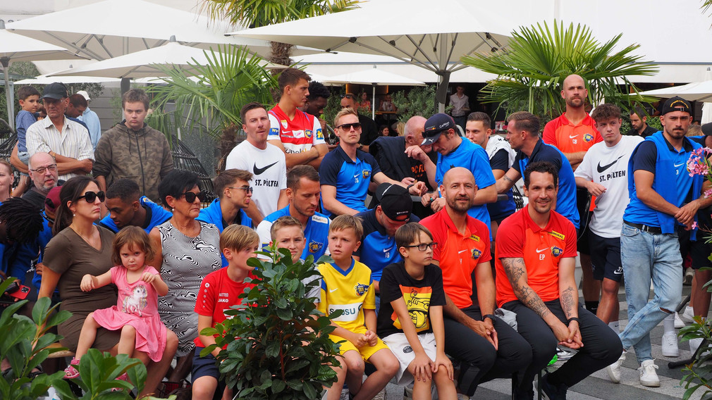 Die gesamte SKN Wolfsfamilie am Rathausplatz bei der Teampräsentation