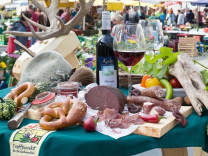 Wildspezialitäten auf einem gedeckten Tisch am St. Pöltner Markt. (Foto: Werner Jäger)