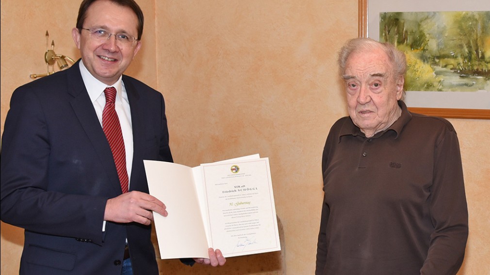 Bürgermeister Matthias Stadler gratulierte dem Ehrenringträger Fritz Schöggl zum 90er. (Foto: Josef Vorlaufer)