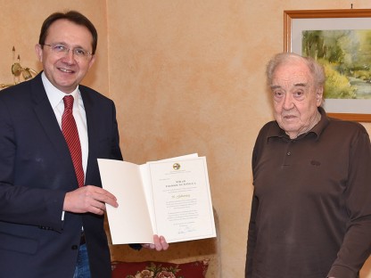 Bürgermeister Matthias Stadler gratulierte dem Ehrenringträger Fritz Schöggl zum 90er. (Foto: Josef Vorlaufer)