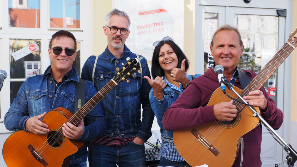 Werner Hainitz (rechts) und Charly Mo (links) eröffnen die neu gestaltete Rathausgasse musikalisch, Martin Rotheneder und Karin Schreylehner organisieren musik.stp City live! (Foto: Rlebnisreich)