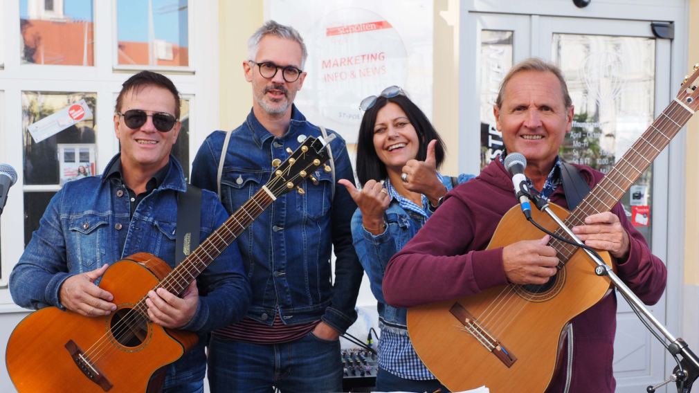 Werner Hainitz (rechts) und Charly Mo (links) eröffnen die neu gestaltete Rathausgasse musikalisch, Martin Rotheneder und Karin Schreylehner organisieren musik.stp City live! (Foto: Rlebnisreich)