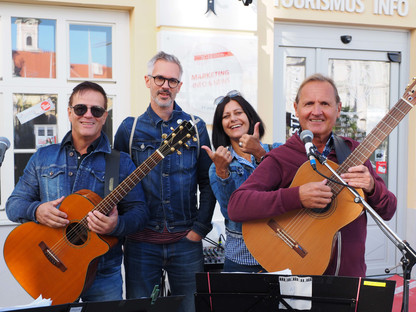 Werner Hainitz (rechts) und Charly Mo (links) eröffnen die neu gestaltete Rathausgasse musikalisch, Martin Rotheneder und Karin Schreylehner organisieren musik.stp City live! (Foto: Rlebnisreich)