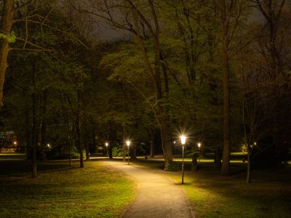 Die LED-Beleuchtung sorgt für energiesparendes und stimmungsvolles Licht im Hammerpark. (Foto: Christian Krückel)