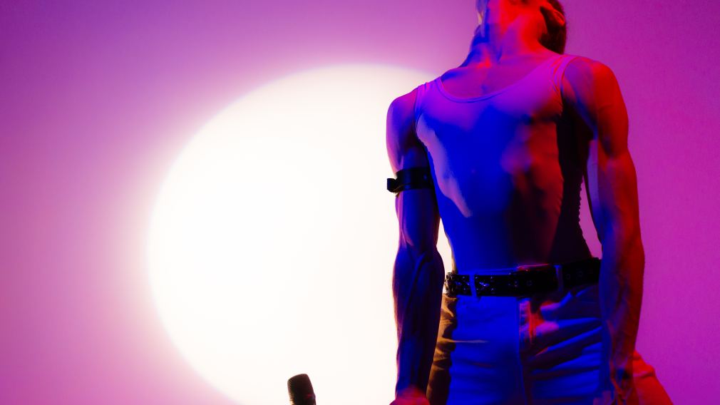 In der Hauptrolle als Freddie Mercury wird der talentierte Florient Cador das Publikum mit seiner darstellerischen Leistung begeistern. (Foto: Europaballett St. Pölten)