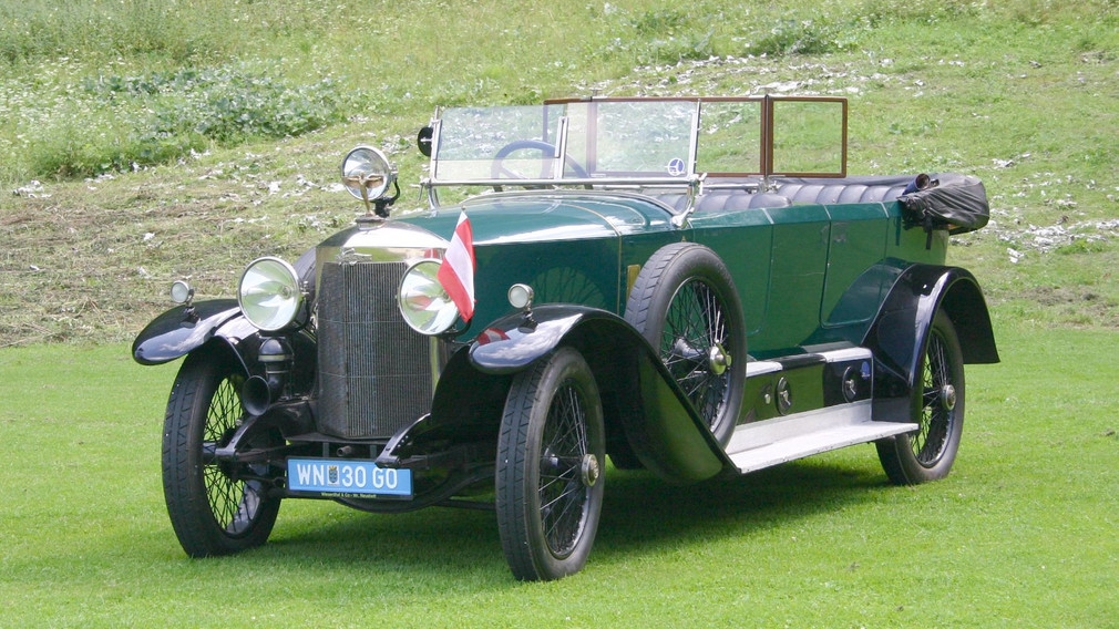 Ein Highlight beim 100 Jahr Jubiläum des Österreichischen Philatelistenverbandes - der Austro Daimler AD 6-17 aus dem Jahr 1922. Das dunkelgrüne Auto steht auf einer Wiese. Auf einem Scheinwerfer ist eine kleine Österreich Flagge befestigt. (Foto: VÖPh)
