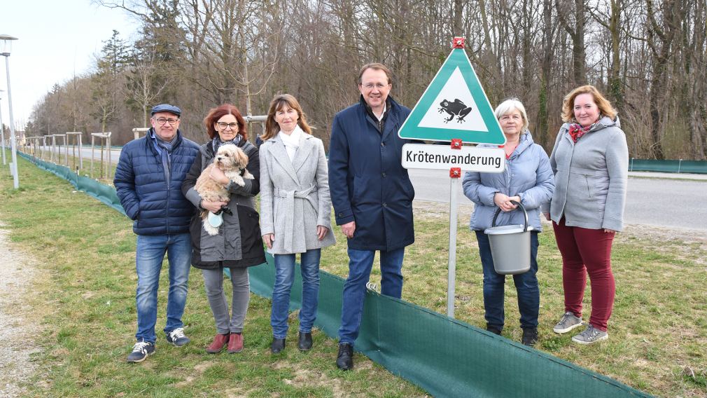 Robert Wotapek, Susanne Wegenkittl,  Brigitte Pfaffeneder, Bürgermeister Matthias Stadler, Susanne Strasser und Tatjana Fischer beim Krötenweg. (Foto: Josef Vorlaufer)