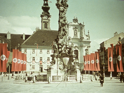 Ansicht des Rathausplatzes zur Zeit des Nationalsozialismus. (Foto: Stadtarchiv)