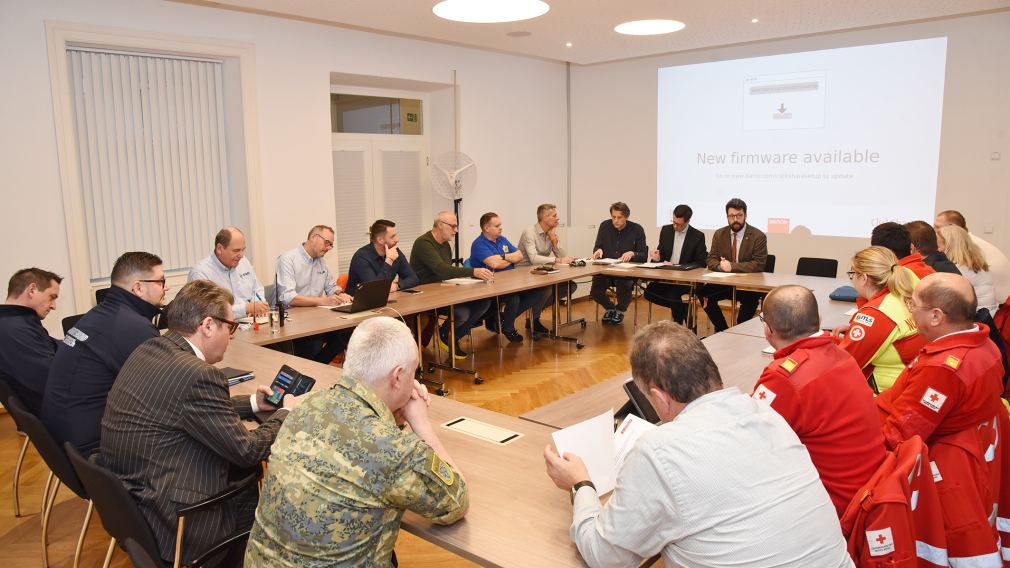 Arbeiter-Samariter-Bund, Rotes Kreuz, Wasserrettung, Polizei, Bundesheer, Feuerwehr, Zivilschutz-Verband und Stadt trafen sich zum Austausch im Rathaus. (Foto: Josef Vorlaufer)