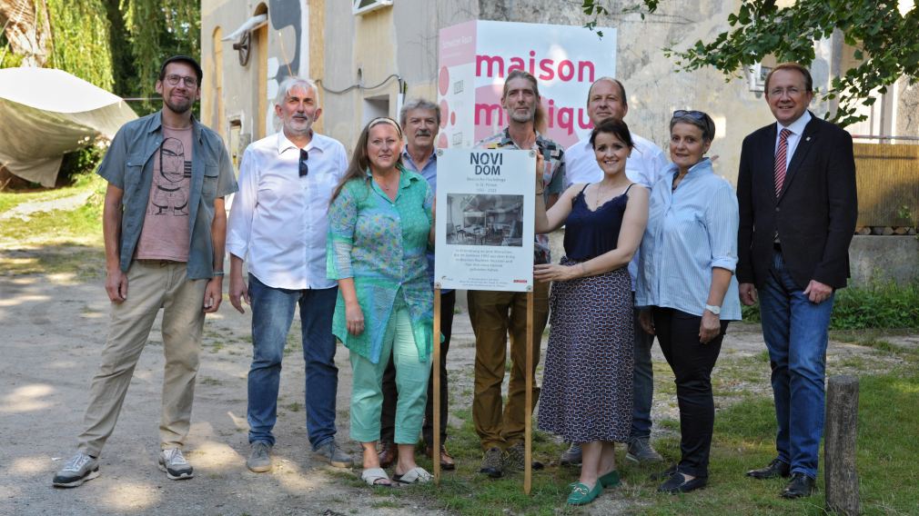 Gedenktafel im Sonnenpark mit VertreterInnen der Stadt, des Verein LAMES/Sonnenpark und der Fotografin Jasmina Džanić. Foto: Wolfgang Mayer