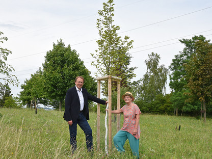 Bürgermeister Matthias Stadler mit dem Baumgeschenk für die „Jungpensionistin“ Ingrid Leutgeb-Born. (Foto: Josef Vorlaufer)