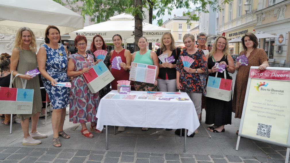 v.l.: Mag.a FH Olinda Albertoni (Leiterin Frauenhaus St. Pölten); Dr.in med. Ingeborg Haslhofer-Jünnemann, MMAS (Präsidentin SI Club St. Pölten Allegria); Stadträtin Mag.a Renate Gamsjäger (SPÖ-Bezirksfrauenkomitees St. Pölten); Julia Höllmüller (Büro für Diversität); Mariella Schlossnagl (Büro für Diversität); Mag.a Martina Eigelsreiter (Leiterin des Büros für Diversität); Barbara Seyrl (Leiterin Frauenprojekt fairwurzelt); Pädagogin und freie Schriftstellerin Dr.in Doris Kloimstein; Jutta Strobl (SI Club St. Pölten Allegria); Rita Olah, BA (Leiterin Frauenwohnheim St. Pölten); Magdalena Neuhauser, BA (Frauen- und Mädchenberatungsstelle Frauenzentrum St. Pölten) (Foto: Wolfgang Mayer)