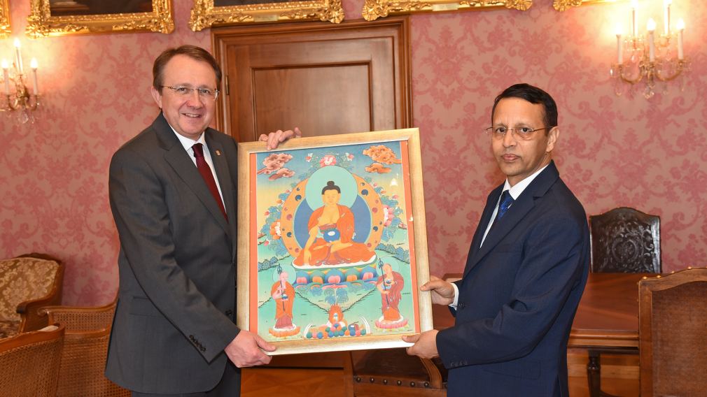 Botschafter Bharat Kumar Regmi brachte als Gastgeschenk das Bild eines lächelnden Buddhas mit. (Foto: Josef Vorlaufer)