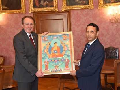Botschafter Bharat Kumar Regmi brachte als Gastgeschenk das Bild eines lächelnden Buddhas mit. (Foto: Josef Vorlaufer)
