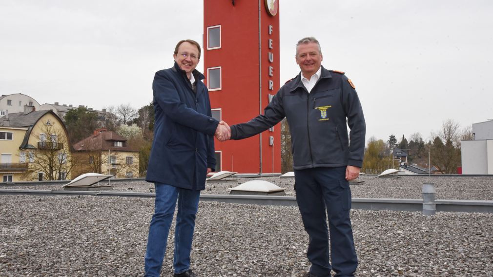 Handshake zwischen Bürgermeister Matthias Stadler und Feuerwehrkommandant Dietmar Fahrafellner. (Foto: Josef Vorlaufer)