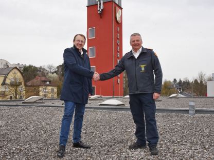 Handshake zwischen Bürgermeister Matthias Stadler und Feuerwehrkommandant Dietmar Fahrafellner. (Foto: Josef Vorlaufer)