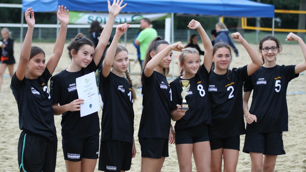 das St. Pöltner Handballteam der U11 Damen jubelnd mit Urkunde und Pokal