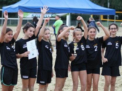 das St. Pöltner Handballteam der U11 Damen jubelnd mit Urkunde und Pokal