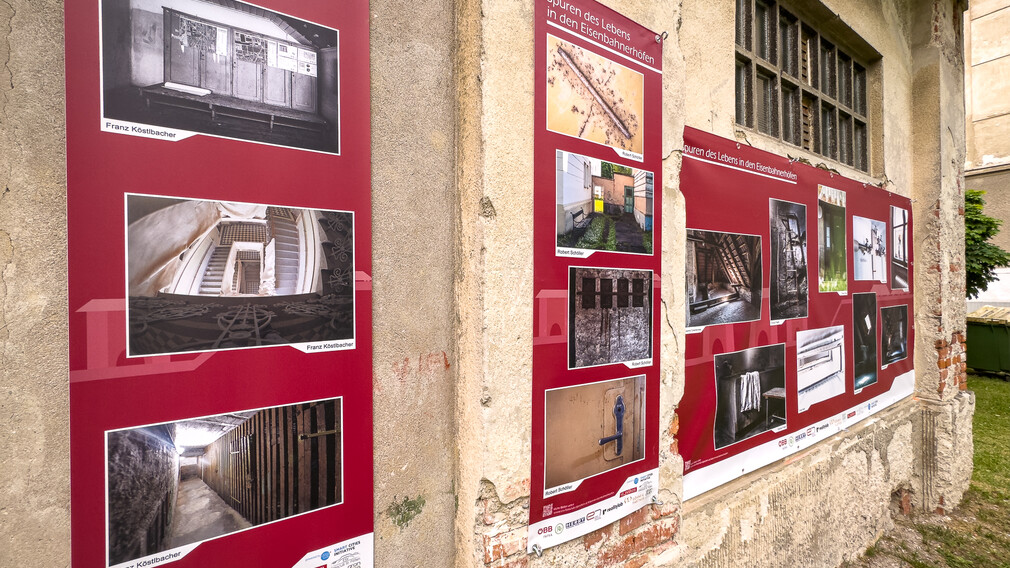Die Bilder des Fotografenteams, welche auf Plakaten an der Außenwand des alten Pumpenhauses abgebildet sind, können frei zugänglich besichtigt werden. (Foto: Peter Rein-Hodurek)