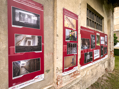 Die Bilder des Fotografenteams, welche auf Plakaten an der Außenwand des alten Pumpenhauses abgebildet sind, können frei zugänglich besichtigt werden. (Foto: Peter Rein-Hodurek)