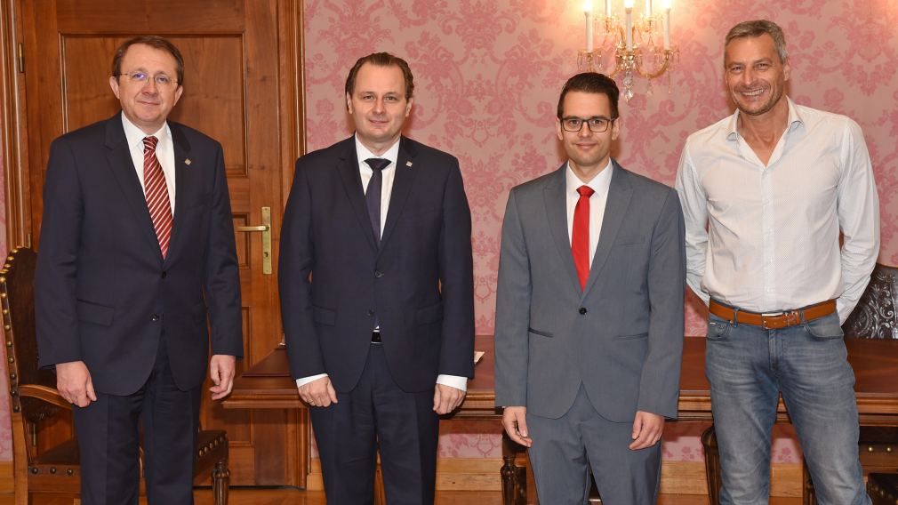 v.l.n.r. Bürgermeister Matthias Stadler, Alfred Kellner, Lukas Schönsgibl und Michael Paal im Bürgermeisterzimmer. (Foto: Josef Vorlaufer)