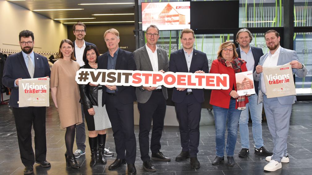 Zehn Personen mit Schriftzug in der FH-Aula. (Foto: Vorlaufer)