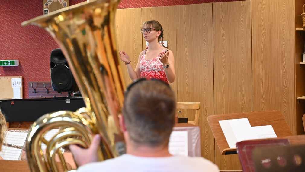 Kerstin Stolzlederer dirigiert die Stadtkappelle.
