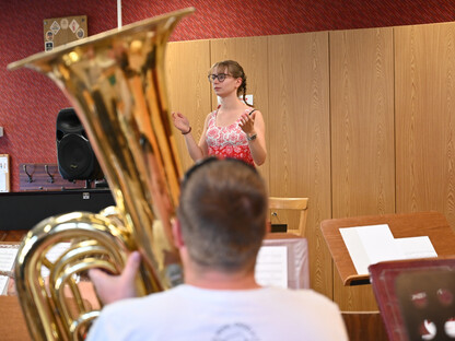 Kerstin Stolzlederer dirigiert die Stadtkappelle.