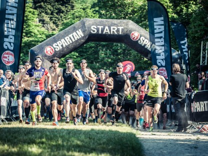 Gruppe von Sportlern beim Start. (Foto: Stefan Leitner).