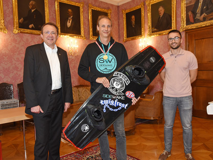 Bürgermeister Matthias Stadler, Florian Gruber und Sportbeauftragter Florian Gleiss beim Empfang im Rathaus. (Foto: Josef Vorlaufer)

