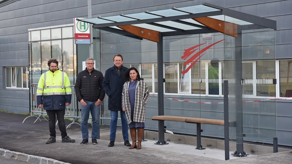 Clemens Parzer und Peter Zuser (Magistrat St. Pölten), Bürgermeister Matthias Stadler und Sonja Gobara (Leiterin Ambulatorium Sonnenschein) vor dem neuen LUP-Wartehaus. (Foto: Josef Vorlaufer)