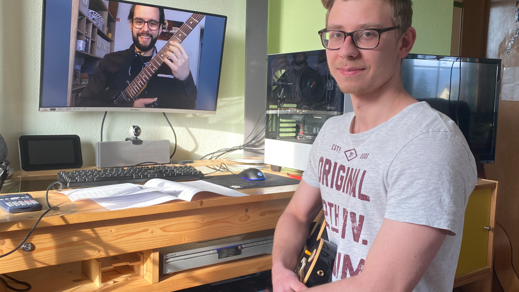 Schüler Alexander Fichtinger nimmt digitalen Gitarren-Unterricht. (Foto: Fichtinger)