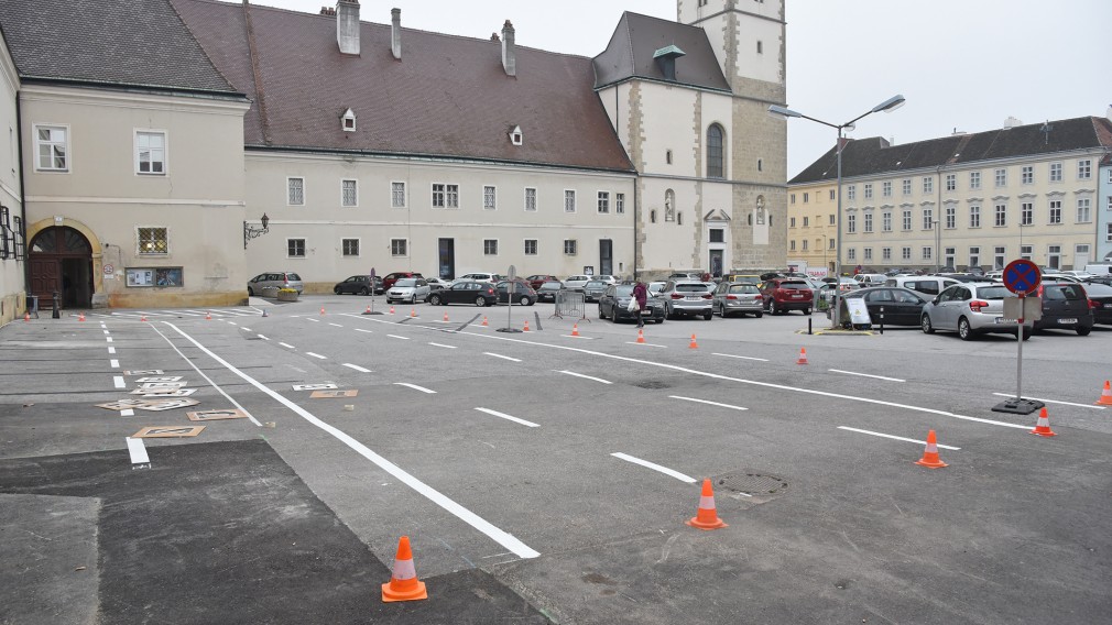 Neue Bodenmarkierungen zur neuen Parkordnung am St. Pöltner Domplatz. (Foto: Josef Vorlaufer)