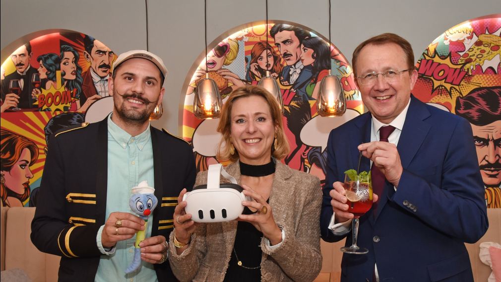Duško Lukić, Daniela Kittel und Bürgermeister Matthias Stadler mit Bakabu und den XR-Brillen. (Foto: Josef Vorlaufer)