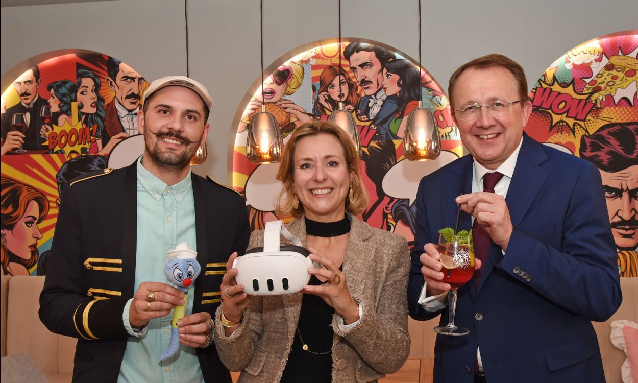 Duško Lukić, Daniela Kittel und Bürgermeister Matthias Stadler mit Bakabu und den XR-Brillen. (Foto: Josef Vorlaufer)