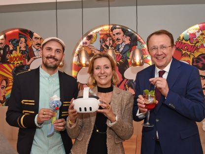 Duško Lukić, Daniela Kittel und Bürgermeister Matthias Stadler mit Bakabu und den XR-Brillen. (Foto: Josef Vorlaufer)