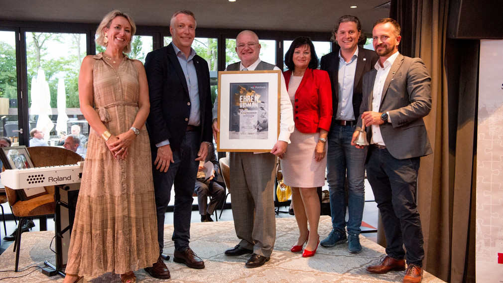 Daniela Kittel, Markus Mayer, Stadträtin Ingrid Heihs, Dominik Mesner und Matthias Weiländer verliehen Josef Wildburger die Ehrenobmannschaft.
