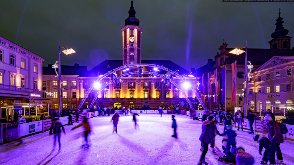 Nachtaufnahme vom Eislaufplatz vor dem St. Pöltner Rathaus aus dem Jahr 2020. (Foto: Bollwein)