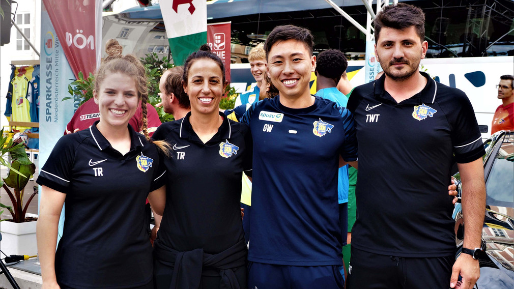 Die gesamte SKN Wolfsfamilie am Rathausplatz bei der Teampräsentation