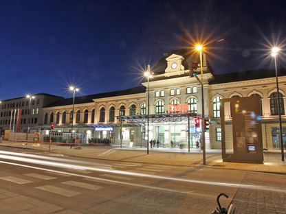 Hauptbahnhof St. Pölten bei Nacht. (Foto: Josef Vorlaufer)