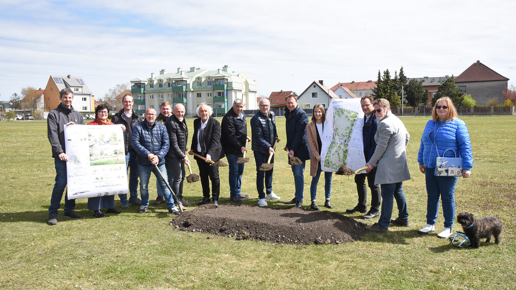 Mehrere Personen beim Spatenstich des neuen Sturm 19-Parks. (Foto: Vorlaufer)