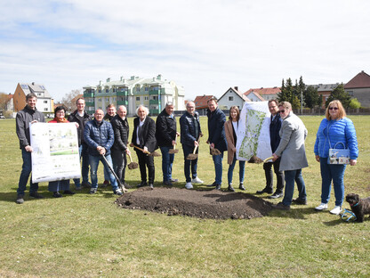 Mehrere Personen beim Spatenstich des neuen Sturm 19-Parks. (Foto: Vorlaufer)