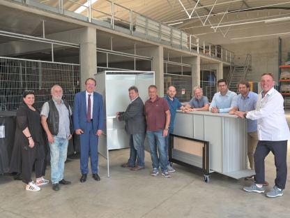 Nina Räth, Reinhard Wickl, Bürgermeister Matthias Stadler, Joachim Fries, Erwin Sulzer, Sebastian Vojta, Martin Koutny, Karim Ouni und Martin Bosch sowie Christian Friedrich von der Firma Standout. (Foto: Josef Vorlaufer)