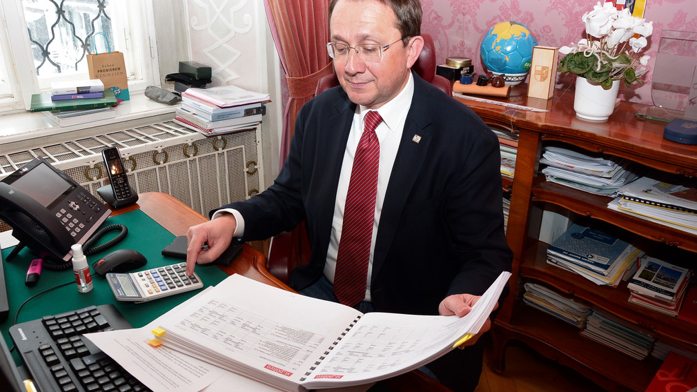 Bürgermeister Stadler an seinem Schreibtisch mit Budget-Unterlagen. (Foto: Kainz)