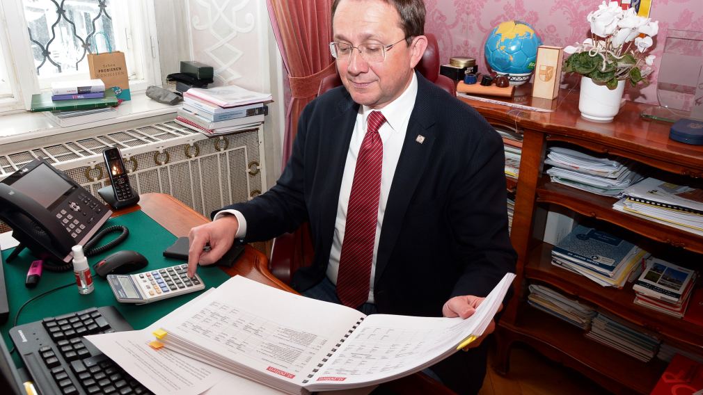 Bürgermeister Stadler an seinem Schreibtisch mit Budget-Unterlagen. (Foto: Kainz)