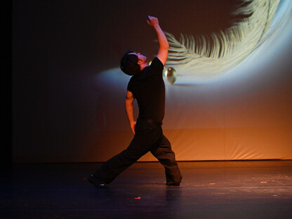 Foto vom tanzenden Felix Röper. (Foto: Davide Crico)
