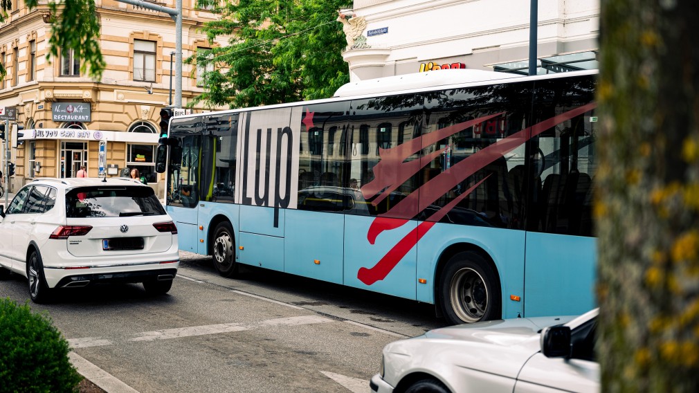 Bus vor dem St. Pöltner Bahnhof. (Foto: Arman Kalteis)